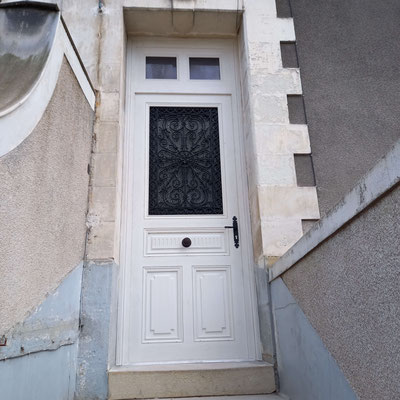 porte d'entrée en chêne avec grille décorative