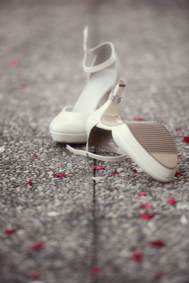 Schuhe der Braut mit den Eheringen als Detailaufnahme