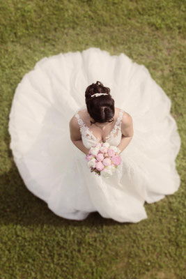 Traumhaftes weißes Brautkleid von oben fotografiert