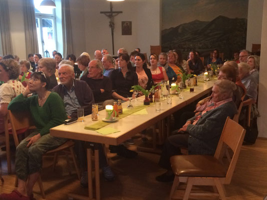 Beim Vortrag von Frau Endres waren ca. 70 Personen im Pfarrheim und lauschten den Erzählungen. In dem letzten selbstgeschneiderten Dirndlgwand saß sie entspannt in einem großen Lehnstuhl der extra für sie herantransportiert wurde. Ihre Tochter Adelheid un