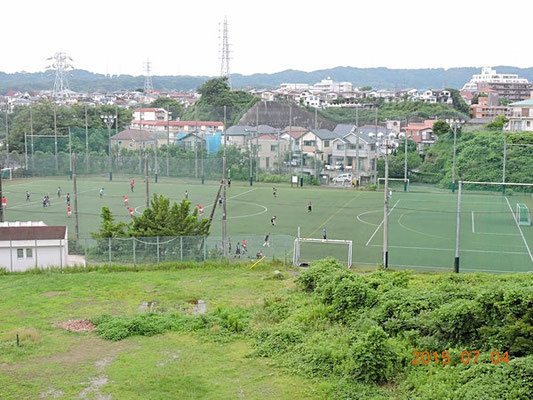 第２グランド全景。グランドの先にある住宅を5分ほど下ると白山道です。