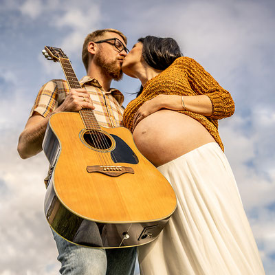 Fotografie Babybauch Schwangerschaft Radebeul Dresden Unterwegs Gitarre
