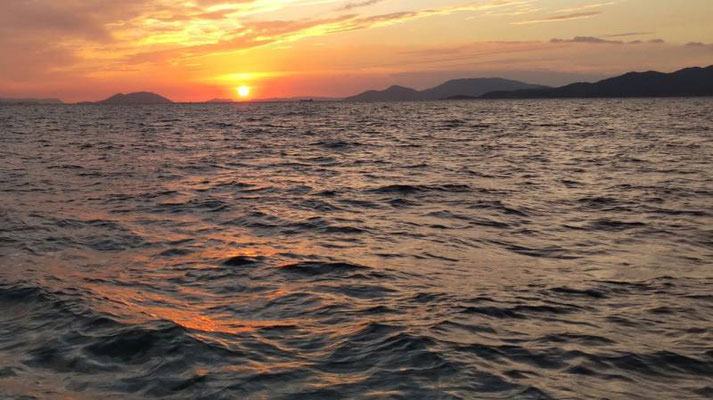 地蔵埼を回り小豆島池田湾から見た美しい瀬戸内の夕日（2022-09-24夕方）