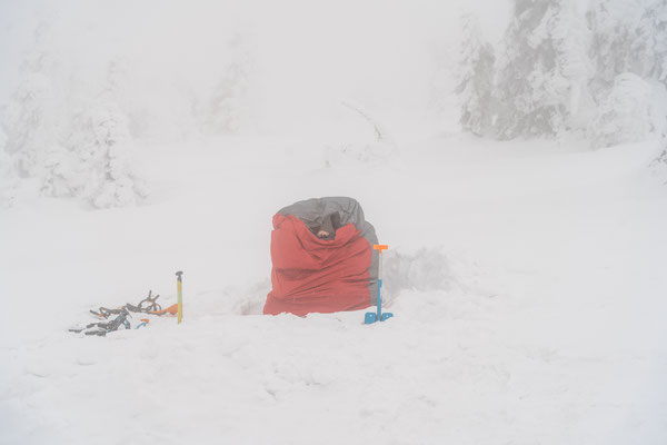 Übungen zum Winterbiwak unter realistischen Bedingungen