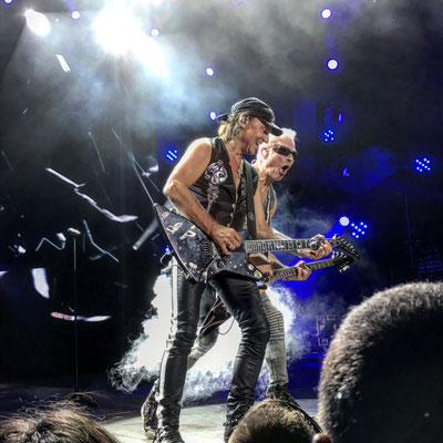 Couple on strings©  Concert de Scorpions, 17/07/2017, Arènes de Nîmes