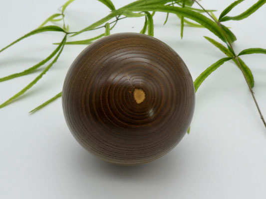 Holzkugel aus Essigbaum 74 mm