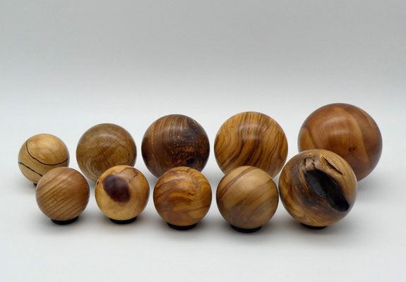 Holzkugel aus Olivenholz 68 mm