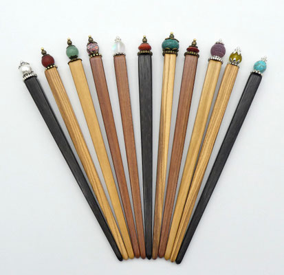 Haarnadeln aus verschiedenen Hölzern