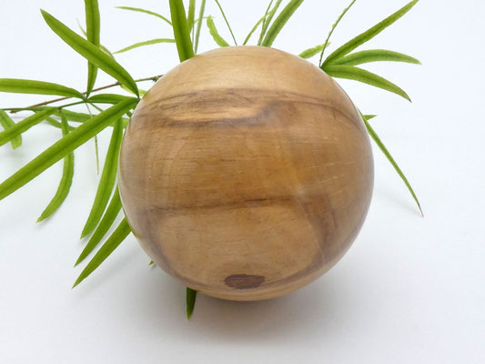 Holzkugel aus Haselnuss 70 mm