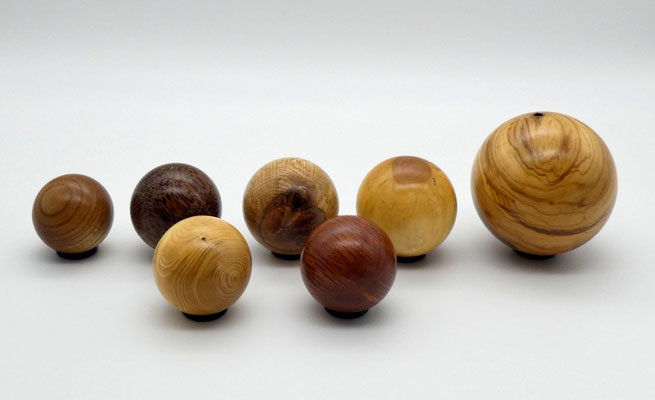 Holzkugeln aus verschiedenen Hölzern