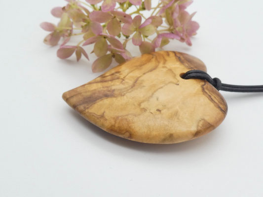 Herz-Anhänger aus Olivenholz
