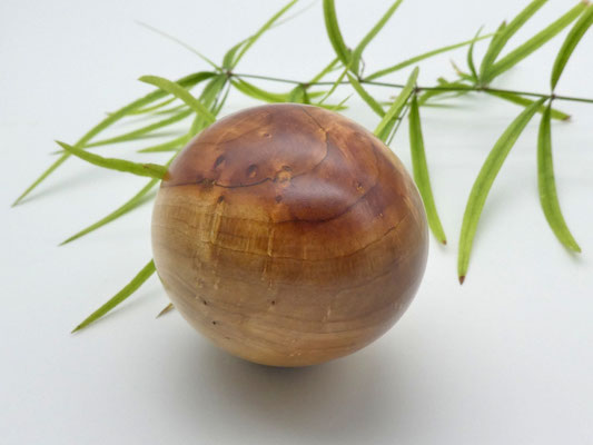 Holzei aus chinesischem Wacholder für Ostern