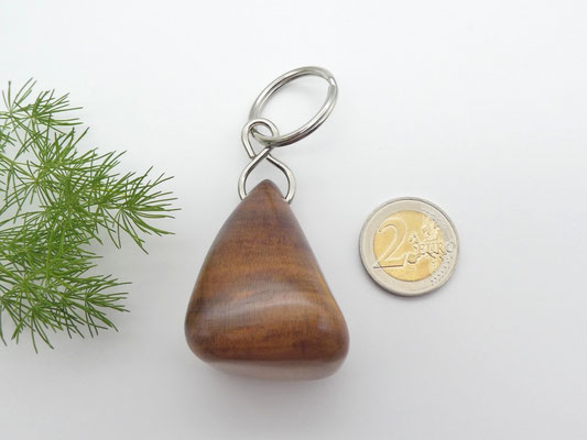 Handschmeichler-Schlüsselanhänger aus Zwetschge