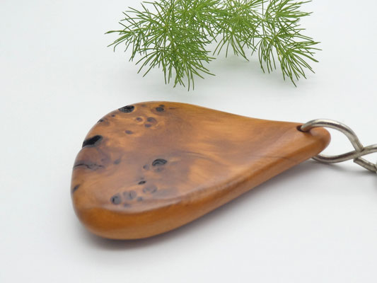 Schlüsselanhänger-Handschmeichler aus Eibenmaser