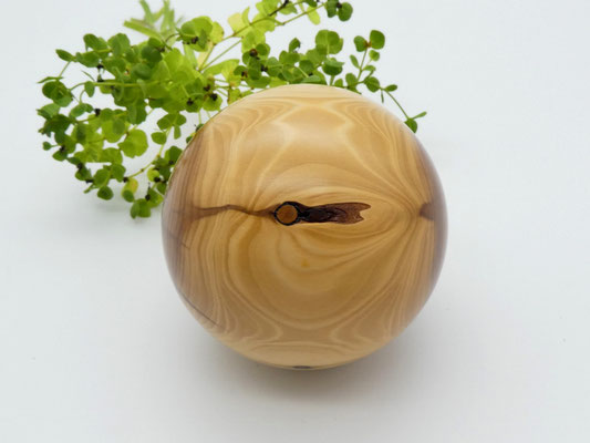 Holzkugel aus Eibe 66 mm