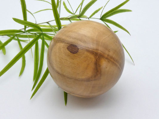 Holzkugel aus Haselnuss 70 mm