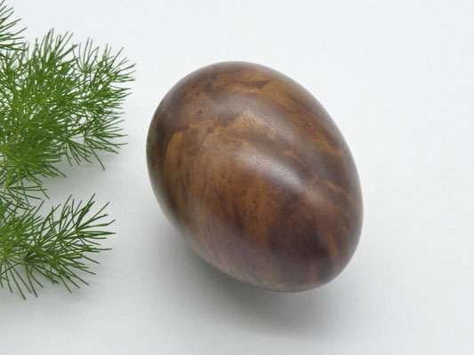 Osterei aus Holz - Nussbaumwurzel-Maserholz - für die Osterdekoration