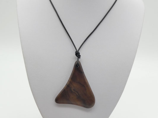 Schmuckanhänger aus Holz - Nusswurzel