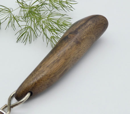 Schlüsselanhänger-Handschmeichler aus Holz - Walnuss