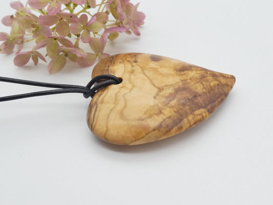 Herz-Anhänger aus Olivenholz