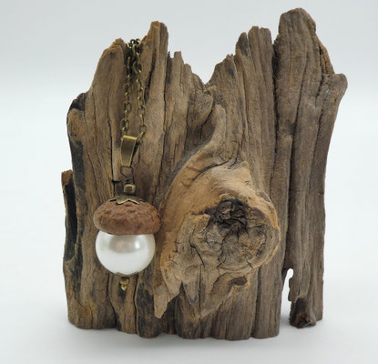 Naturschmuck-Anhänger mit Eichel & Muschelkernperle