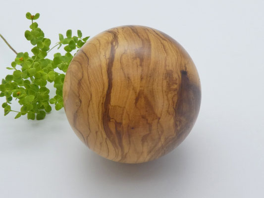 Holzkugel aus Olivenholz, 82 mm