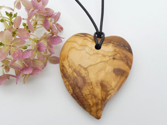 Herz-Anhänger aus Olivenholz