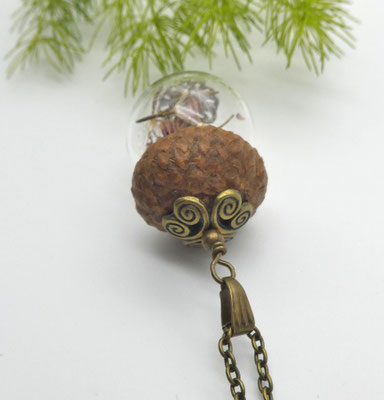 Naturschmuck-Anhänger mit Eichel + Löwenzahn + Heidekraut