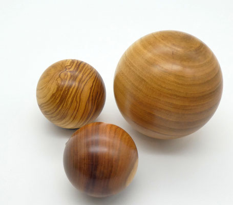 Holzkugel aus Kirsche, 80 mm