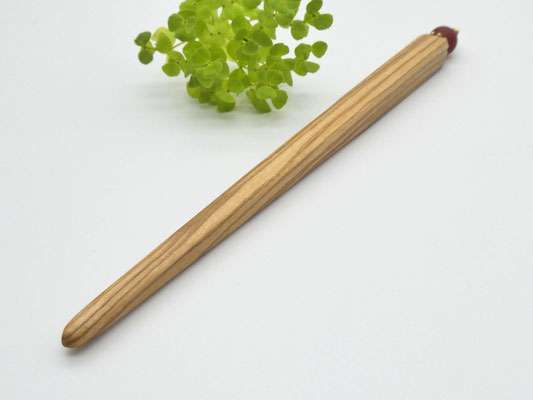 Haarstab aus Olivenholz & Karneol