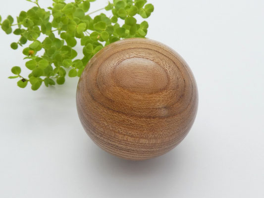Holzkugel aus Ulme, 56 mm