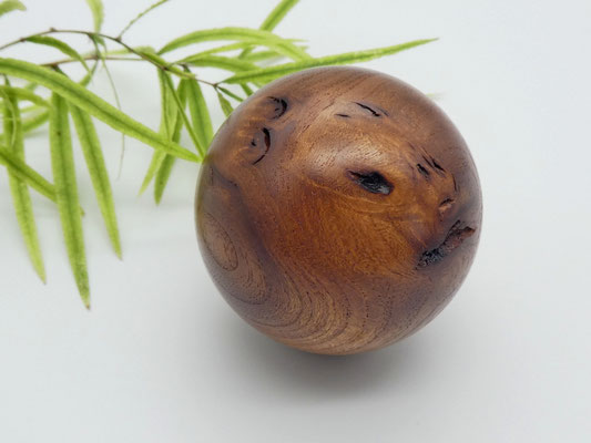 Holzkugel aus Ulme 54 mm