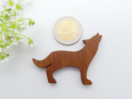 Wolf Magnet aus Apfelbaum
