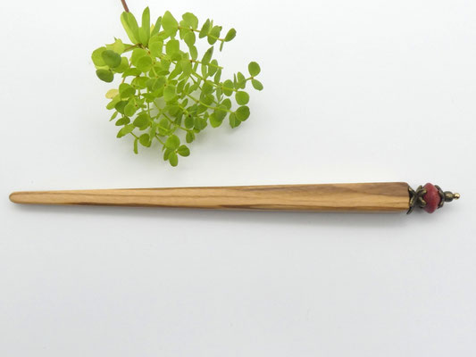 Haarstab aus Olivenholz & Koralle