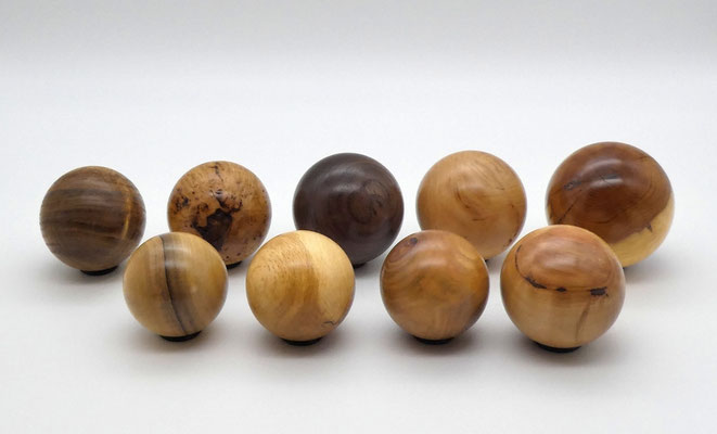 Holzkugeln aus verschiedenen Hölzern