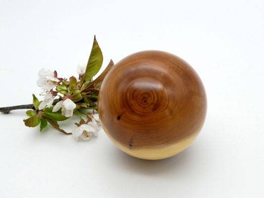 Holzkugel aus einem Eibenast 67 mm