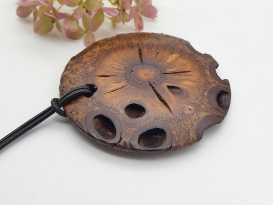 Anhänger aus einem Banksia-Zapfen