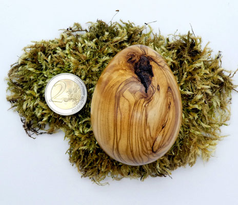 Osterei aus Olivenholz für das Osternest