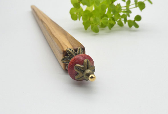 Haarstab aus Olivenholz & Koralle