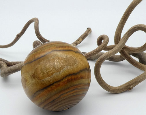 Holzkugel aus Essigbaum 62 mm