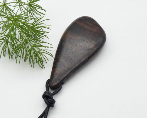Schmuckanhänger aus Holz - Nussbaumwurzel