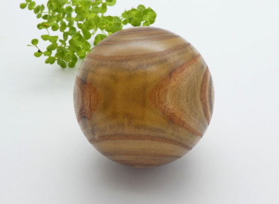 Holzkugel aus Essigbaum 66 mm