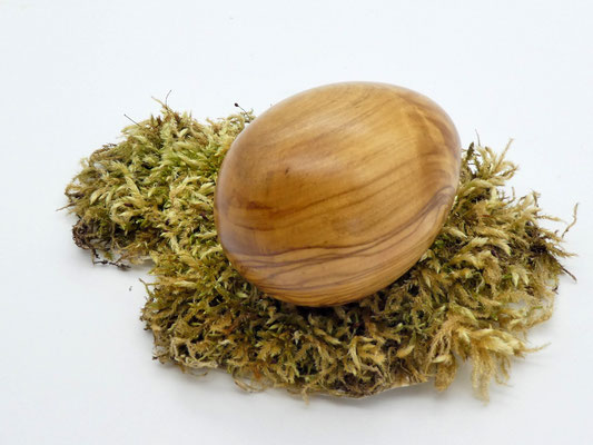 Osterei aus Olivenholz für das Osternest