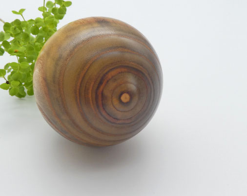 Holzkugel aus Essigbaum 66 mm