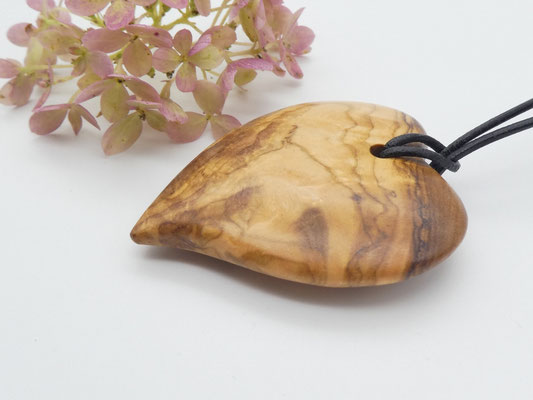 Herz-Anhänger aus Olivenholz