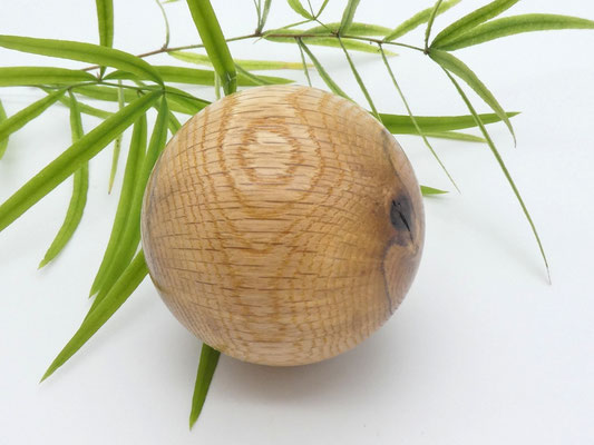 Holzkugel aus Roteiche, 58 mm - Baum des Jahres 2025