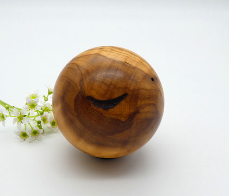 Holzkugel aus Olivenholz 64 mm