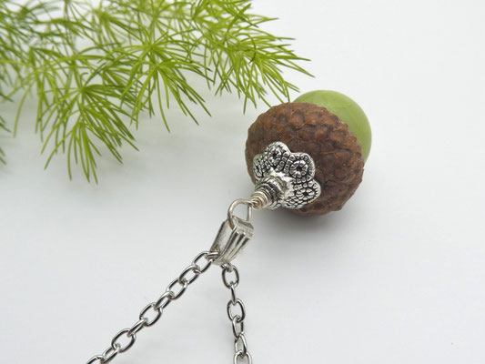 Naturschmuck-Anhänger mit Eichel & Serpentin