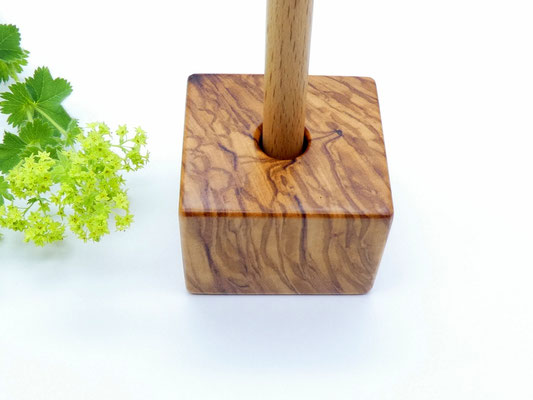 Stiftehalter aus Olivenholz für den Schreibtisch