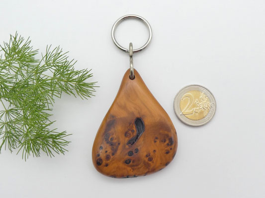 Schlüsselanhänger-Handschmeichler aus Eibenmaser